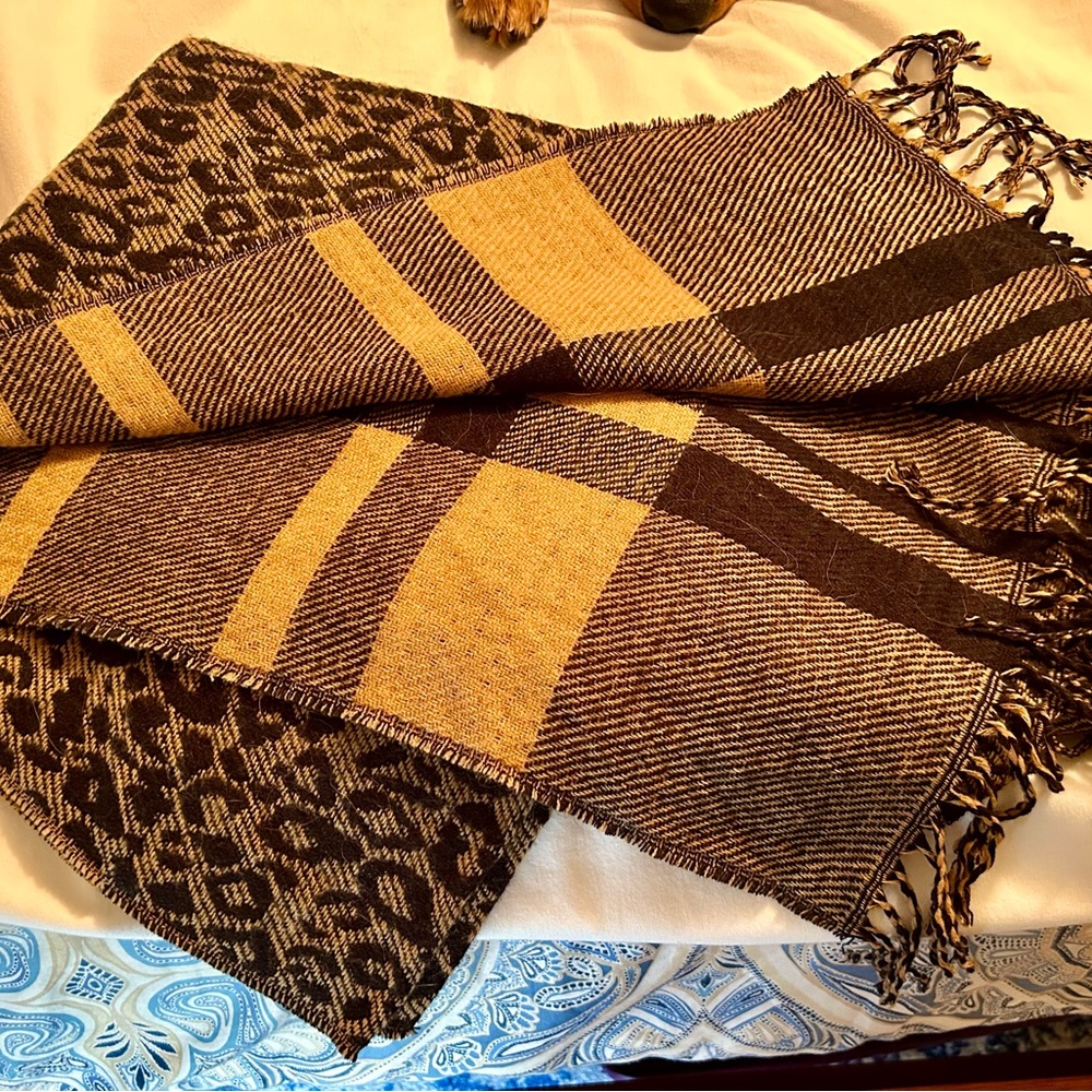 Reversible shawl.